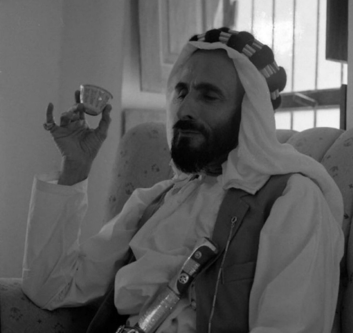 bodiabb_'s tweet photo. " هـب غَريب عليكم .. مْبونكم عِيّاب "

- شخبوط بن سلطان آل نهيان https://t.co/oY1BIGl5sd