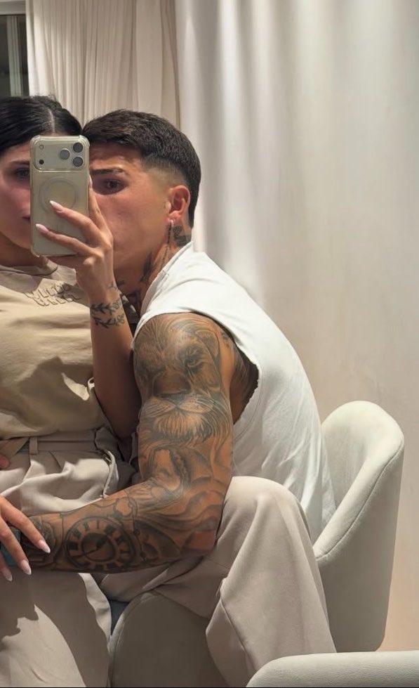 gualvsjulienzo's tweet photo. mira lo que es ese brazo haceme tuya ahorcame toda https://t.co/TJKxuNyq6O