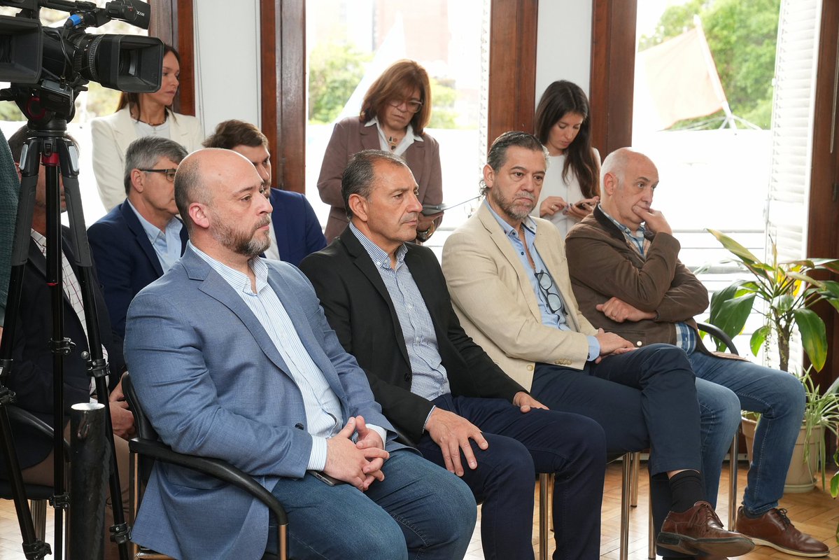 chechobasile's tweet photo. Participamos de la firma del convenio entre Provincia y Municipio para incorporar una nueva planta de asfalto en Santa Fe. 🚧

Una herramienta que permitirá producir más, reducir costos y acelerar la reparación de nuestras calles🙌🏼

Seguimos trabajando juntos para dar respuestas concretas a los vecinos.