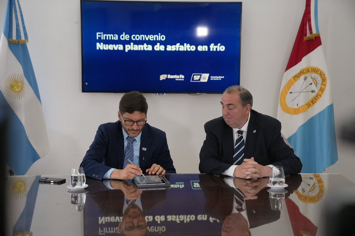 chechobasile's tweet photo. Participamos de la firma del convenio entre Provincia y Municipio para incorporar una nueva planta de asfalto en Santa Fe. 🚧

Una herramienta que permitirá producir más, reducir costos y acelerar la reparación de nuestras calles🙌🏼

Seguimos trabajando juntos para dar respuestas concretas a los vecinos.