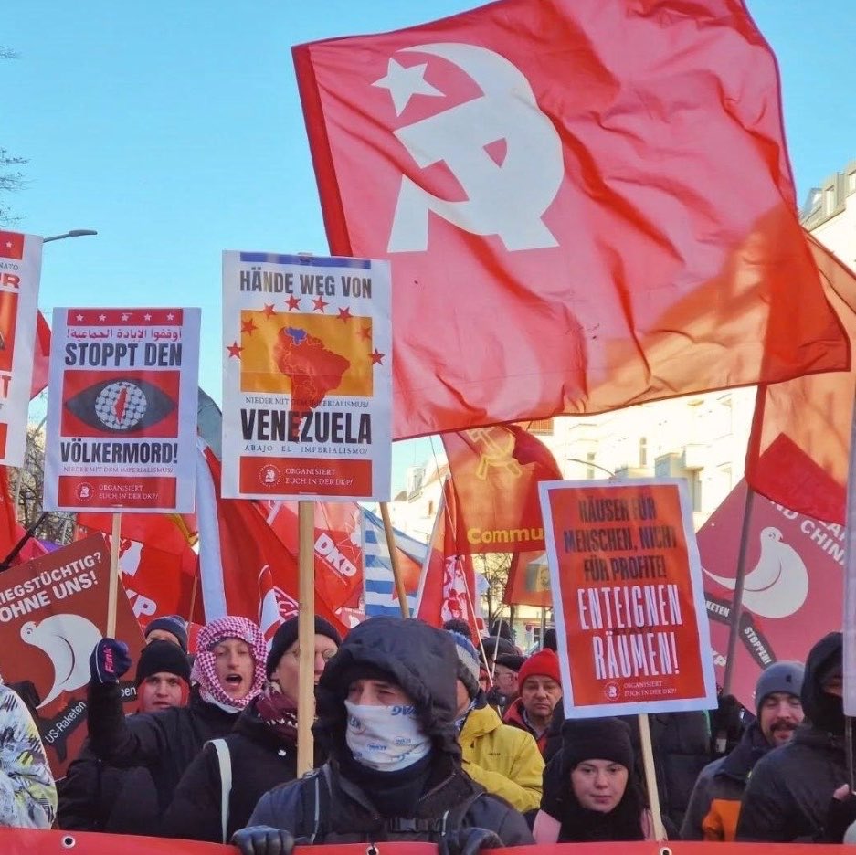 O_Papo_'s tweet photo. 💥🇩🇪 POVO DA ALEMANHA TOMA ÀS RUAS!

Estudantes e trabalhadores estão protestando contra o rearmamento, o serviço militar obrigatório e os cortes sociais do governo.

Só nos últimos dias, centenas de milhares tomaram as ruas em várias cidades do país. https://t.co/Cf7WsyP9HH