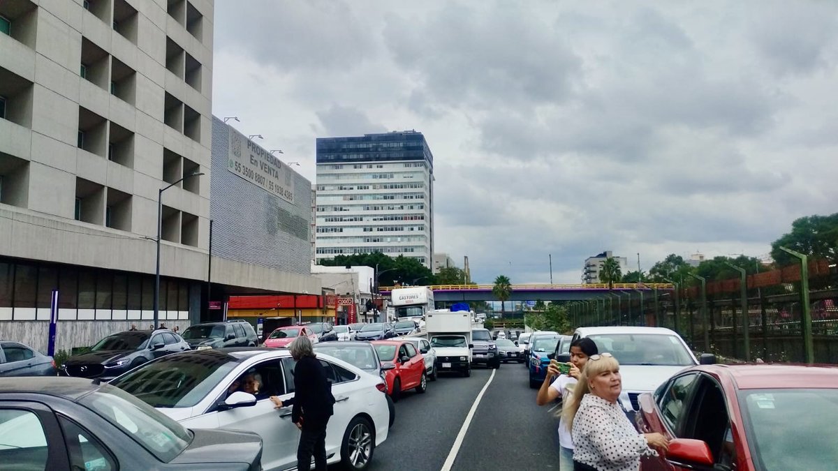 israellorenzana's tweet photo. #ÚLTIMO Bloqueo de vecinos de la alcaldía Benito Juárez en la calzada de Tlalpan a la altura de la estación del metro Ermita
Los manifestantes están con contra del Programa de reordenamiento de la Zona Metropolitana, amenazan con quedarse en planton si las autoridades no atienden sus demandas #CDMX