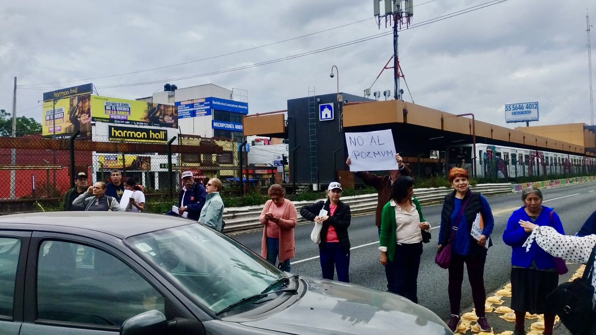 israellorenzana's tweet photo. #ÚLTIMO Bloqueo de vecinos de la alcaldía Benito Juárez en la calzada de Tlalpan a la altura de la estación del metro Ermita
Los manifestantes están con contra del Programa de reordenamiento de la Zona Metropolitana, amenazan con quedarse en planton si las autoridades no atienden sus demandas #CDMX