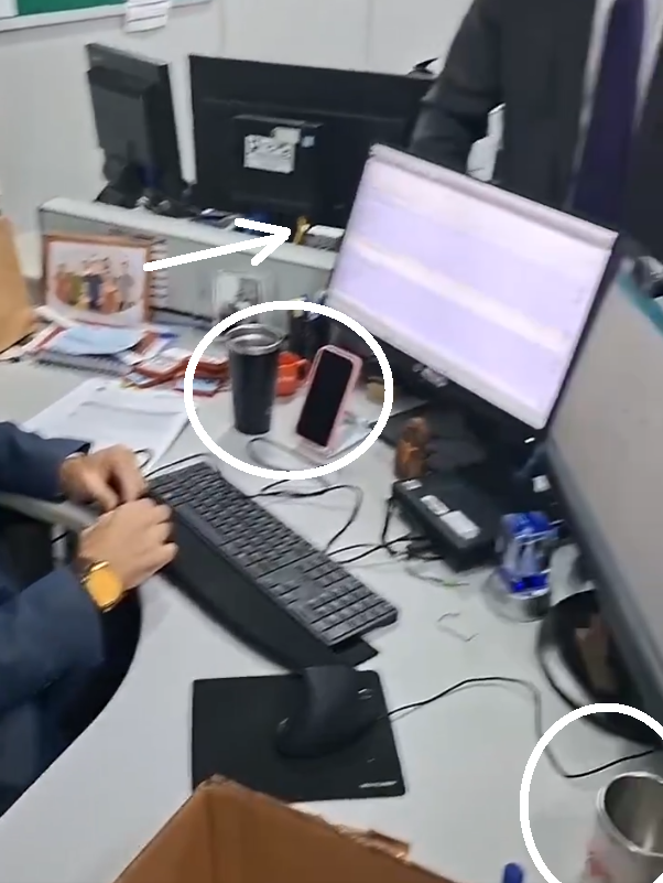 ArmandoFre87350's tweet photo. @davi_rock22 Sim, super seguro o cara tem milhões de votos armazenados nas mídias e dois copões de água, celular carregando na mesma porta USB. Risco de acidente ou contaminação das mídias ZERO. 🤡 . E é impossível um hacker querer se aproveitar daquele cabo de rede...magina... https://t.co/km1f1tahOT