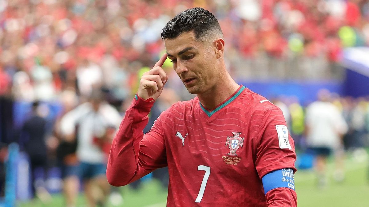 10_ian7's tweet photo. Cristiano Ronaldo breaks silence on why he left the camp early👇 read
 https://t.co/e3nQVxxnKJ https://t.co/M1XKzNNUAI