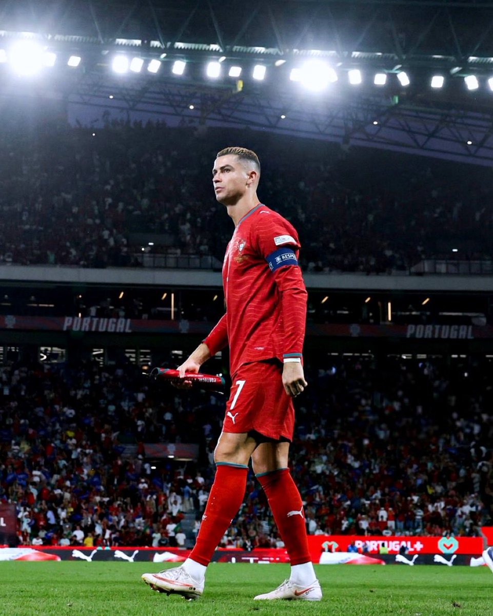 MisticaUnum's tweet photo. 🚨 ISTO É INSANO! ISTO É ALGUMA DOENÇA MENTAL?!

Cristiano Ronaldo queria que Jorge Jesus viesse publicamente, numa conferência de imprensa, dizer que tinha errado por colocar “alguém da dimensão de Pelé ou Maradona” a aquecer e depois não o colocar em campo.

É isto mesmo que está escrito no comunicado!

Querer que o selecionador venha publicamente reconhecer que devia ter tratado Ronaldo como alguém do patamar de Pelé ou Maradona é de uma dimensão de ego absolutamente surreal.

Isto é insano! É um comportamento completamente desproporcionado. É caso para perguntar: isto é alguma doença mental?!

Porque isto já ultrapassa largamente a discussão sobre jogar ou não jogar.

É uma obsessão com o próprio estatuto.

Minha nossa… que nível de ego!