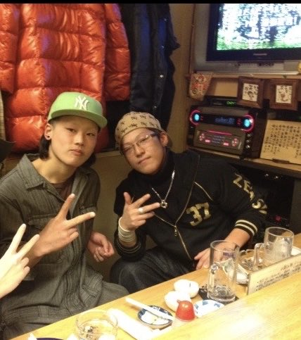 ryu_sato8814's tweet photo. そこの不良。

お前に言ってんだぞ。

俺の兄弟が、なぜ死んだか言ってみろ。

10代で5回も逮捕されて、21歳になって「もうやらない」と言っていたのに、金庫を盗んだ。

そして盗んだクラウンの車内で燃えて死んだ。

弟ながら、何度も「だから更生しろ」と言ったべや。

俺は母さんにまで、
「離婚だとか、子供の頃から子供に負担ばかりかけたから死んだんだよ」
と言った。

それくらい悔しかった。

今でも、保険も雇用もなく、人を安く使って金だけ稼いでいる経営者がいる。

北海道は、いつまで低所得者を作り続けるんだ？

トクリュウが増えた背景には、働いても将来が見えない、まともな環境で働けない若者がいることも無視できないだろ。

人を傷つけ、奪った金で女、酒、ブランド品。

最後に待っているのは刑務所。

そんな人生を、いつまで北海道で作り続けるんだ？

高級車に乗る前に、
会社の社員が安心して働ける環境を作れ。

福利厚生を整えろ。
保険を付けろ。
人を育てろ。
未来を見せろ。

経営者が金だけ追いかけて、若者の未来を壊すな。

北海道を「馬鹿育成所」にするな。

良く考えろよ。

馬鹿か。