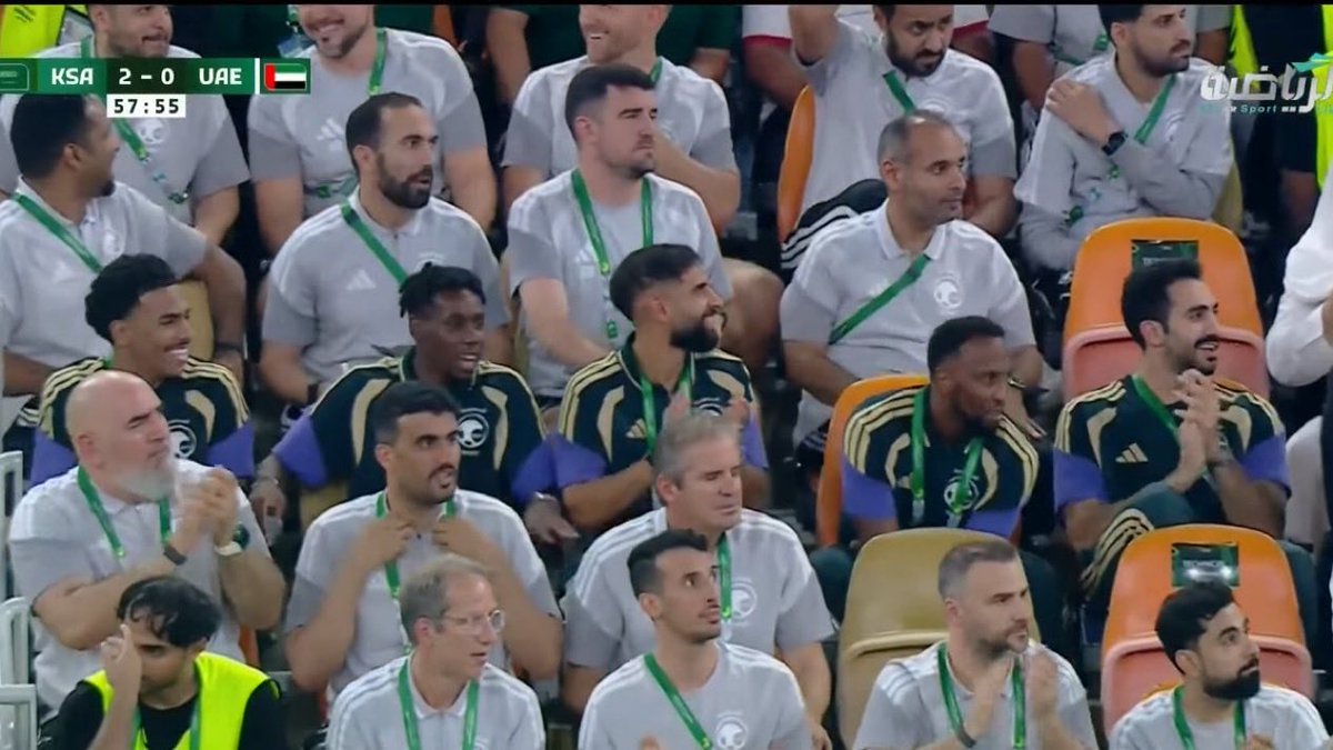 Nawaf_STATS's tweet photo. يضحكون بعد اللقطة😂😂😂 https://t.co/l5K7YYnzKj