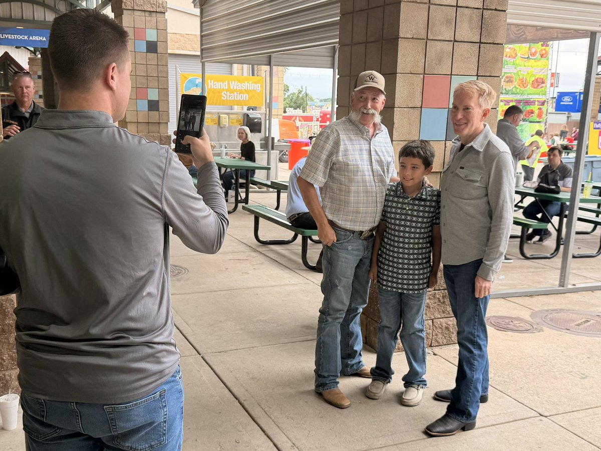 SenatorLankford's tweet photo. Great to stop by and say thank you to some of Tulsa’s finest at this year’s Tulsa State Fair. I appreciate Sheriff Vic Regalado and Police Chief Jonathan Brooks for their work to keep the fair safe and fun for Tulsa families! https://t.co/JCivV3Y5w8