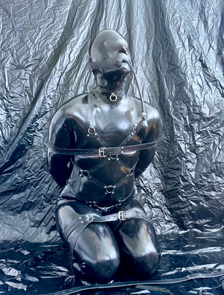 Maske_Rubber's tweet photo. Cuffed in Shine
#latex #latexcatsuit #latexmask #rubber https://t.co/IbRwJEltZx