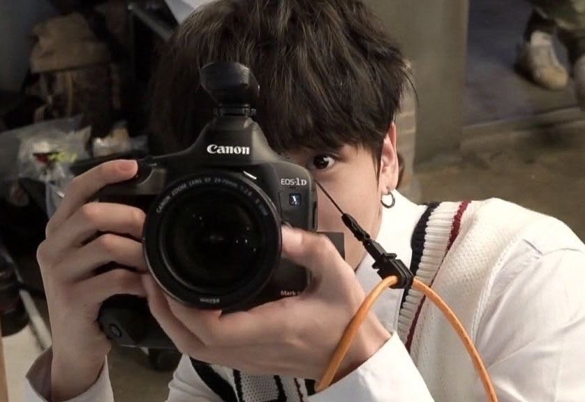 anniebbv's tweet photo. черт как я искала причину показать эту фотографию 
#arsd #armyselcaday https://t.co/few87d2JLx