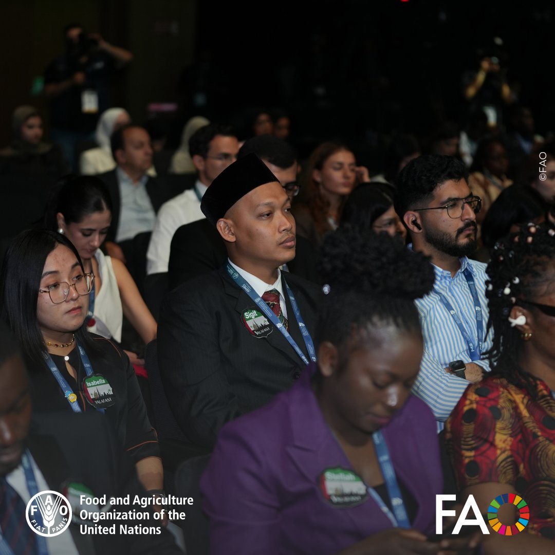 FAOinUAE's tweet photo. 🌍Day 2 of #YALAFAST took participants beyond the classroom and into the action at #GlobalFoodWeek.
Our 70 young leaders joined the #GFSS opening and explored the #GFW exhibition, discovering innovations, initiatives and ideas shaping the future of food and agriculture. https://t.co/or7JAmS6tV