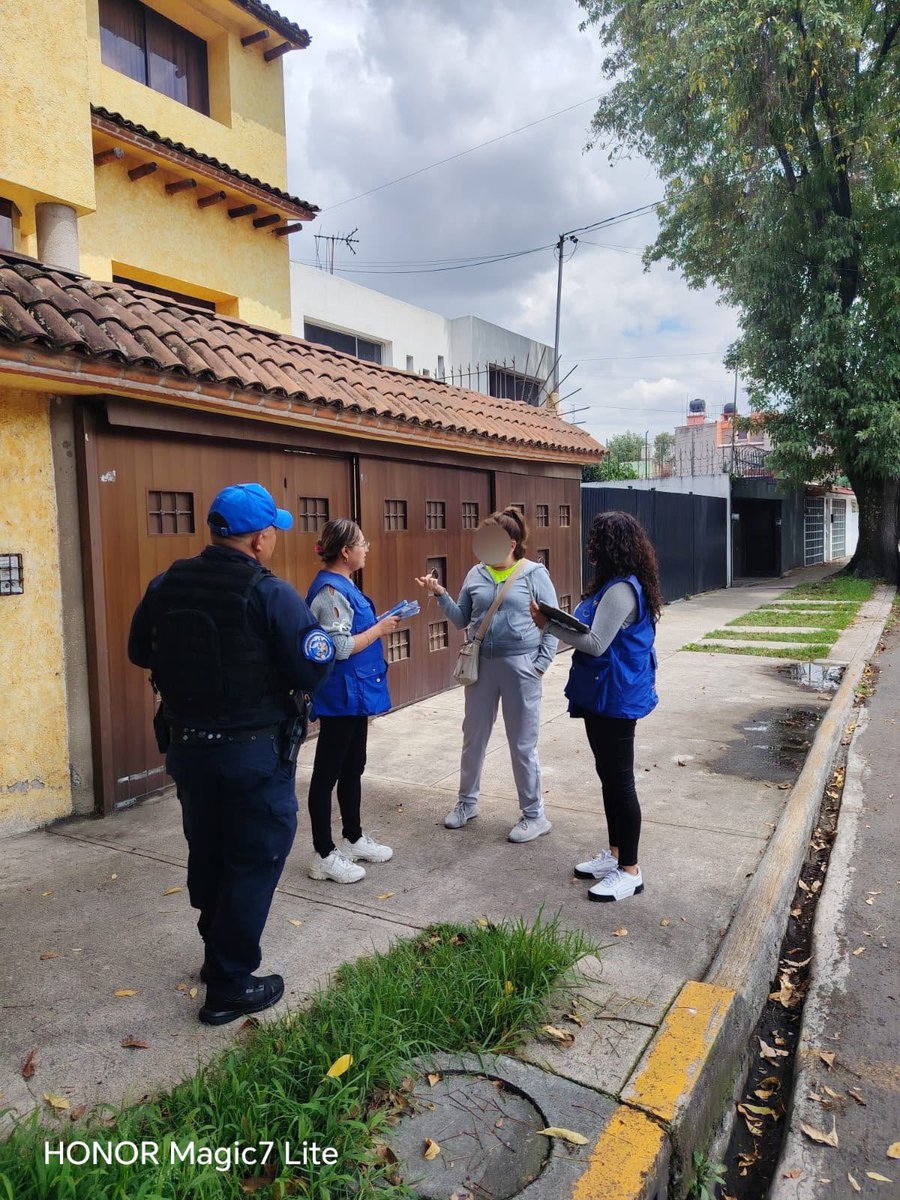 Alcaldia_Coy's tweet photo. La seguridad en Coyoacán la construimos con presencia constante. 🛡️ En coordinación con #EscudoCoyoacán y #SSC recorrimos #CasaXCasa la col. Petrolera para reforzar la proximidad ciudadana y entregar herramientas de prevención a las y los vecinos. #ContigoImparables 👮🏻‍♂️👮🏻‍♀️ https://t.co/jKqgZCOzin