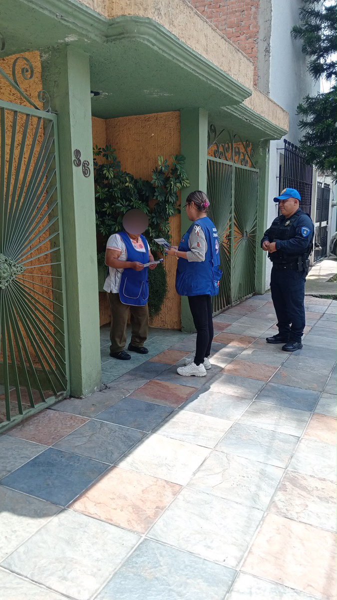 Alcaldia_Coy's tweet photo. La seguridad en Coyoacán la construimos con presencia constante. 🛡️ En coordinación con #EscudoCoyoacán y #SSC recorrimos #CasaXCasa la col. Petrolera para reforzar la proximidad ciudadana y entregar herramientas de prevención a las y los vecinos. #ContigoImparables 👮🏻‍♂️👮🏻‍♀️ https://t.co/jKqgZCOzin