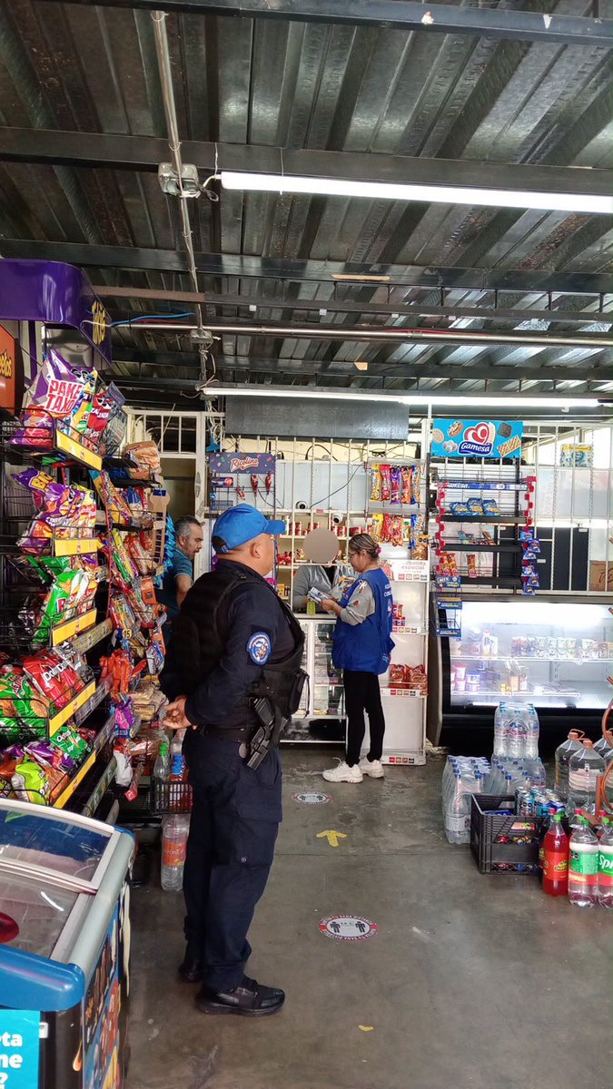 Alcaldia_Coy's tweet photo. La seguridad en Coyoacán la construimos con presencia constante. 🛡️ En coordinación con #EscudoCoyoacán y #SSC recorrimos #CasaXCasa la col. Petrolera para reforzar la proximidad ciudadana y entregar herramientas de prevención a las y los vecinos. #ContigoImparables 👮🏻‍♂️👮🏻‍♀️ https://t.co/jKqgZCOzin