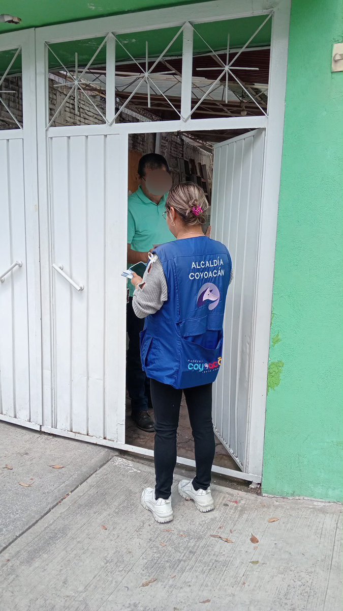 Alcaldia_Coy's tweet photo. La seguridad en Coyoacán la construimos con presencia constante. 🛡️ En coordinación con #EscudoCoyoacán y #SSC recorrimos #CasaXCasa la col. Petrolera para reforzar la proximidad ciudadana y entregar herramientas de prevención a las y los vecinos. #ContigoImparables 👮🏻‍♂️👮🏻‍♀️ https://t.co/jKqgZCOzin