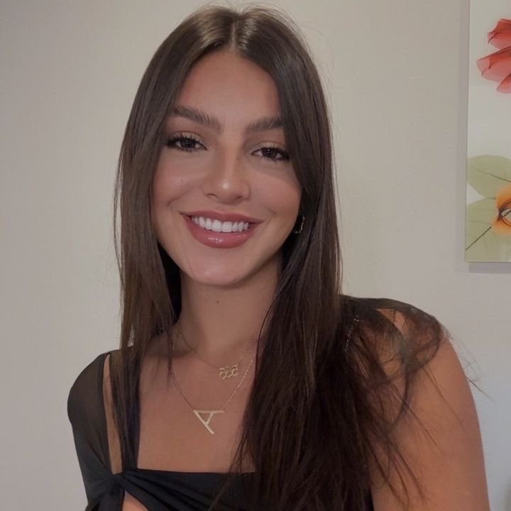 centralreality's tweet photo. 🚨Tiktoker Antonella Braga assume ser de DIREITA. https://t.co/k1pAYIsqCo