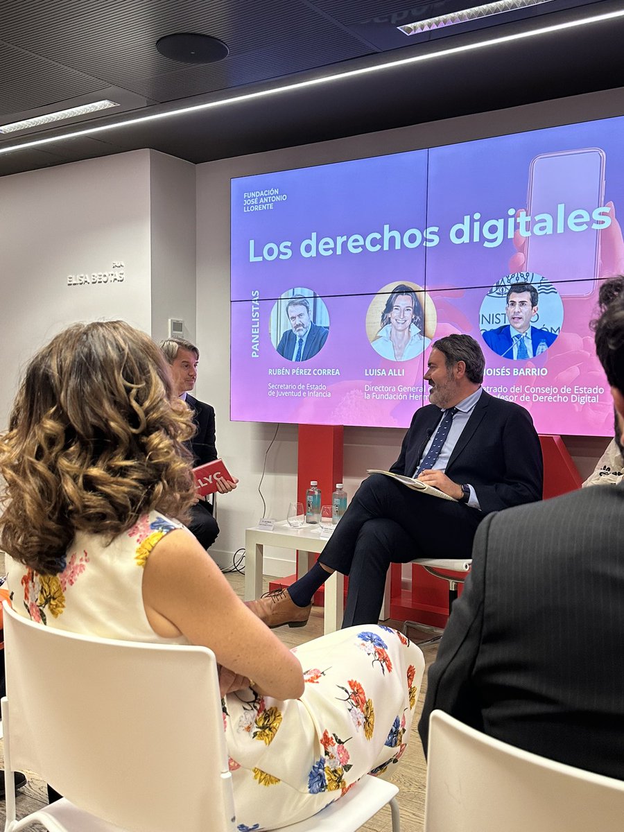 LauraCuestaCano's tweet photo. Esta tarde he acudido, junto a mis alumnos de la @universidadcjc , a la jornada "Los derechos digitales de la juventud", organizada por @Fundacionjall.  

Muy, muy interesante escuchar, especialmente en estos días de incertidumbre, a @rubeperezc, secretario de estado de Juventud e Infancia del @JuventudInfGob , a Luisa Alli Turrillas de la @FundacionHermes y a @moisesbarrioa .

Gracias a @Fundacionjall por crear estos espacios tan necesarios 👏🏼👏🏼👏🏼