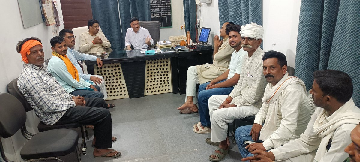 mla_pradeep's tweet photo. विधायक प्रदीप अग्रवाल ने SDM कार्यालय पहुँचकर क्षेत्रीय समस्याओं को लेकर की बैठक, नवरात्रि व्यवस्थाओं पर हुई चर्चा https://t.co/roqhi4Hhmb