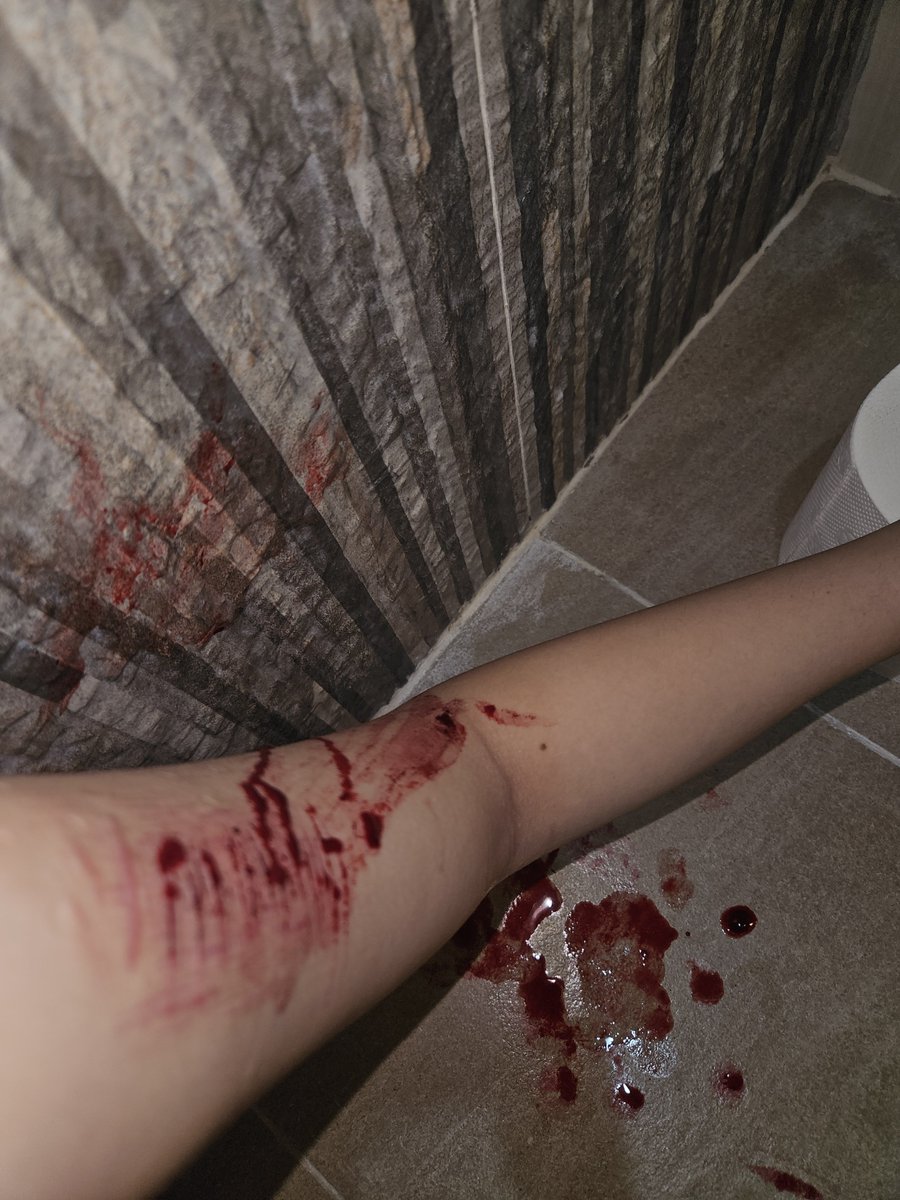 c37hv's tweet photo. #shtwt  #shtwtt  #shwtt  #sfxmakeup  #sfx 

! FAKE BLOOD ! https://t.co/v4tWmfqHe0