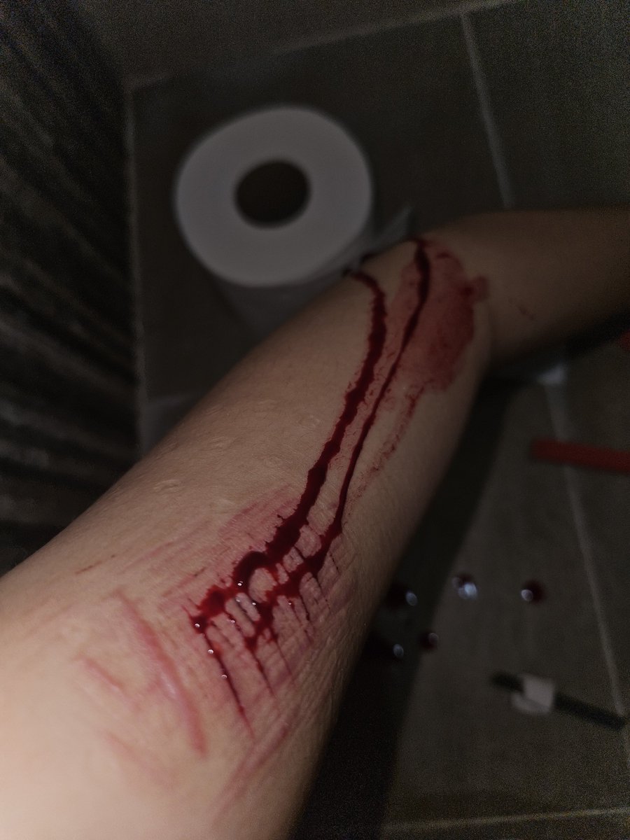 c37hv's tweet photo. #shtwt  #shtwtt  #shwtt  #sfxmakeup  #sfx 

! FAKE BLOOD ! https://t.co/v4tWmfqHe0