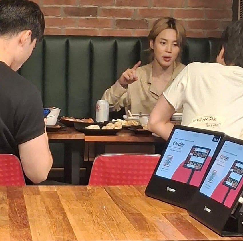 JiminLatinoFB's tweet photo. Que miedo la gente que sobre analiza, lo que hace o no hace Jimin.

Imagínate obsesionarte con lo que come o no come, cuando el mismo día, salió con Jin a un restaurante 😅 usando el mismo vestuario, apenas terminó la grabación.

Jimin a dicho muchas veces que es quisquilloso con la comida y hay muchas cosas que no le gustan. No comerá a la fuerza para complacerte en algo.