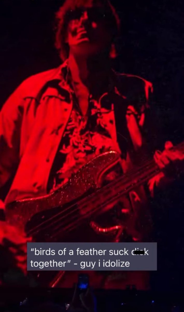 casablancasfcbr's tweet photo. ALGUÉM ABAIXA AS CALÇAS PRA ESSE SENHOR! Julian Casablancas está em abstinência das suas ações homossexuais com amigos e resolveu fazer um apelo durante Dine n' Dash no show do The Strokes em Nova York (02/10):

“Pássaros da mesma plumagem chupam p*ca juntos”

©️ nawalkavi https://t.co/iZtPVcyzSM