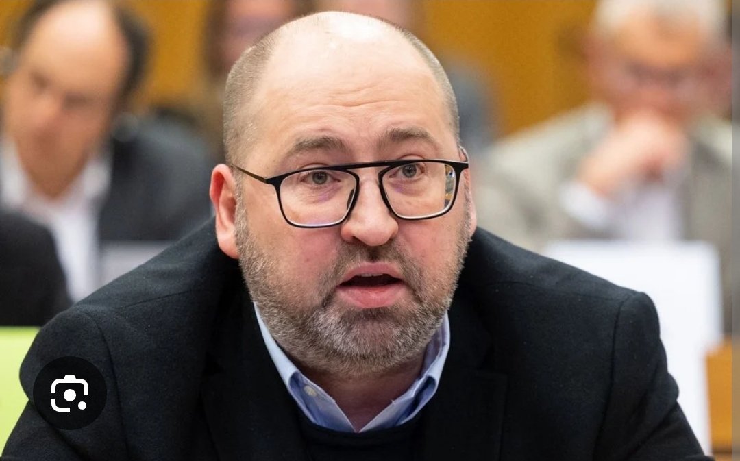 KKuchczynski's tweet photo. @LeskiPiotr IQ aż się wylewa z tego ryja https://t.co/tt3gQyKKH7