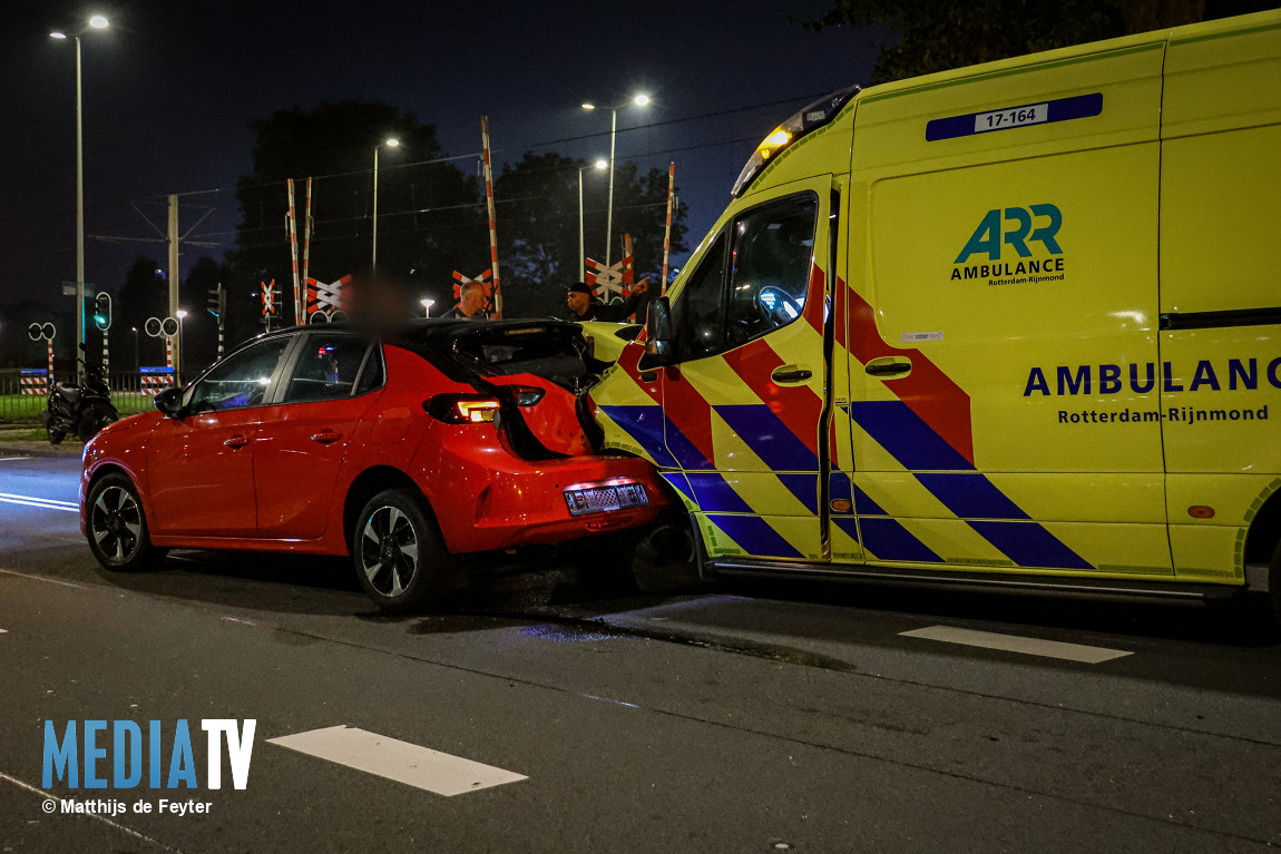 Ambulance botst achterop auto op Prins Alexanderlaan, bestuurder aangehouden