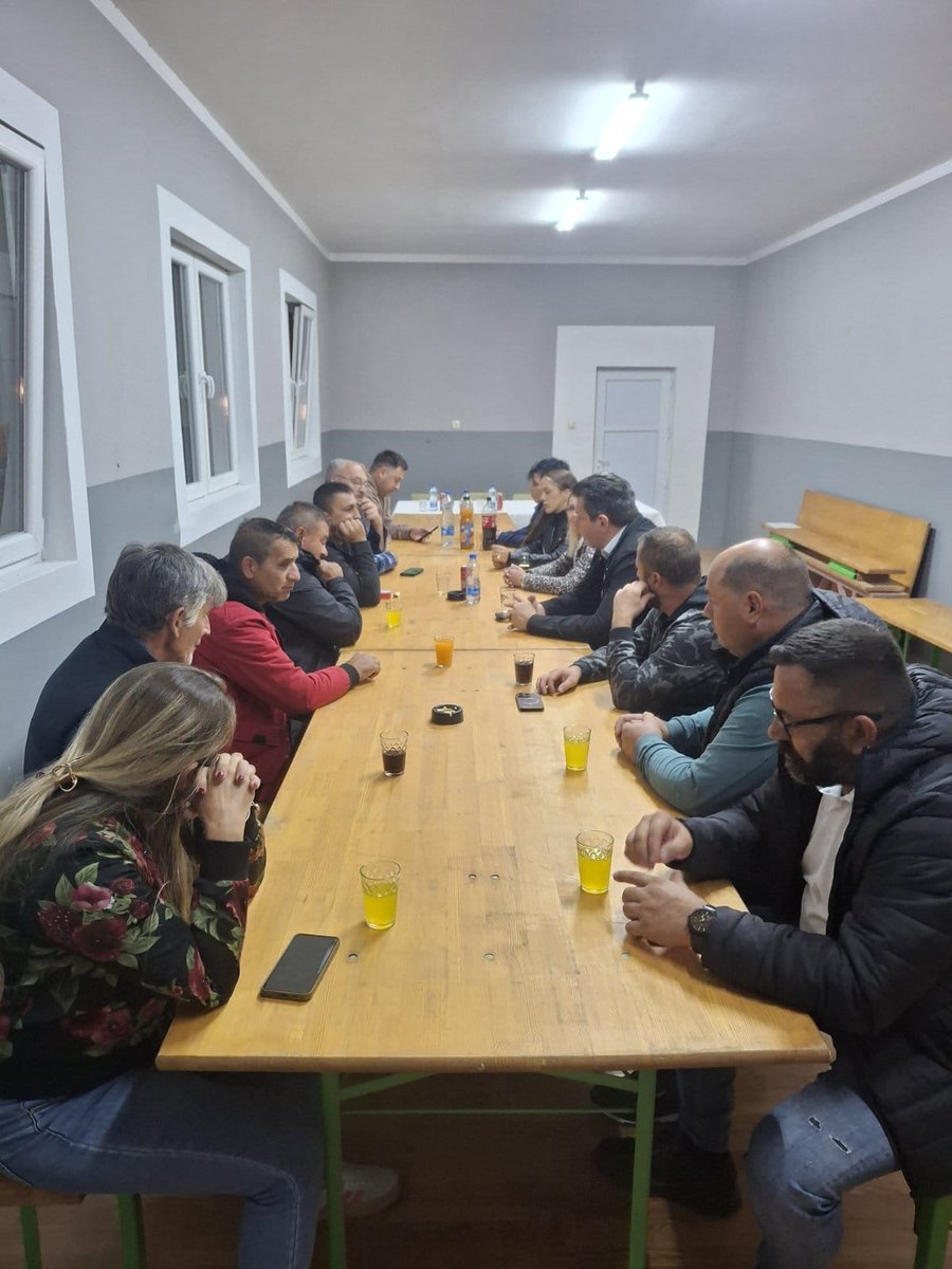 sns__sabac's tweet photo. Градоначелник Шапца и члан Главног Одбора Српске Напредне Странке др Александар Пајић  вечерас се састао са нашим члановима у Месном одбору Скрађани.Разговарало се о припремама за предстојеће изборе и организацији на терену🇷🇸🇷🇸🇷🇸
#sns #sabac #ujedinjenasrbija https://t.co/OEsdOUbUt7