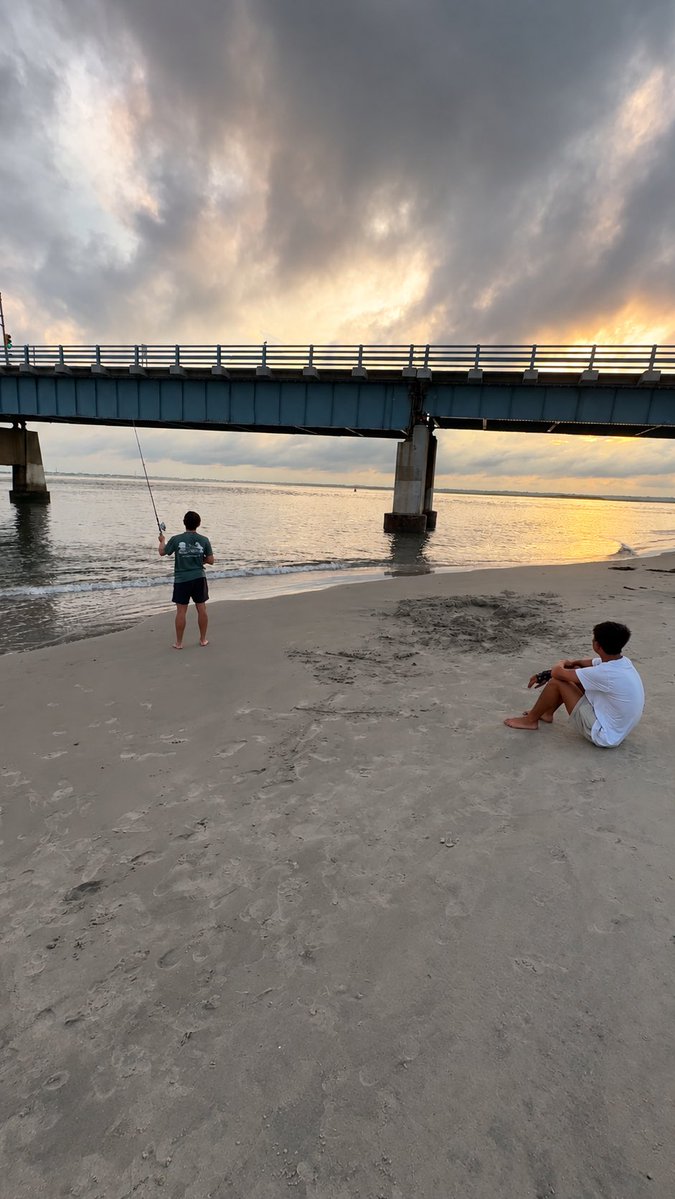 andrewmvsm's tweet photo. Framing plays a big role in this photo. Having the bridge stretch across the photo create a natural frame around the people, the water, and the sky in the background. #su2412 https://t.co/rYoXA2VaRD