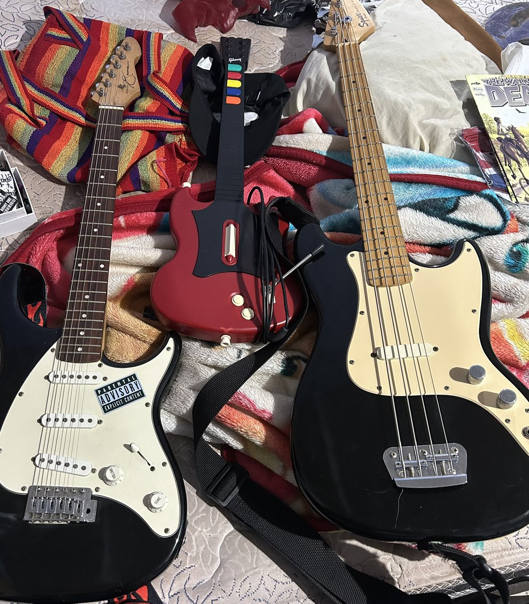 Jesse568449's tweet photo. Guitarra, guitarra del Guitar hero, bass. (mis bebés) https://t.co/NxiQ0nYvQd