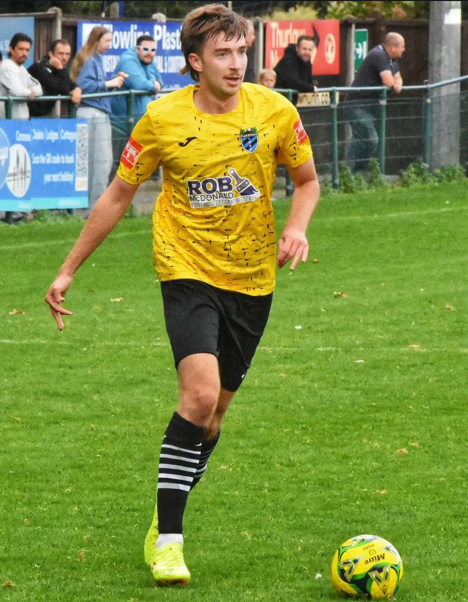 IsthmianLeague's tweet photo. Another 45 minutes done ✅

Stay on top of all tonight's scores across the Isthmian League by heading to our Match Centre 📲

📊 https://t.co/IzyNzR40bk

📸 @LittleOakleyFC https://t.co/CGY8OMd7uz