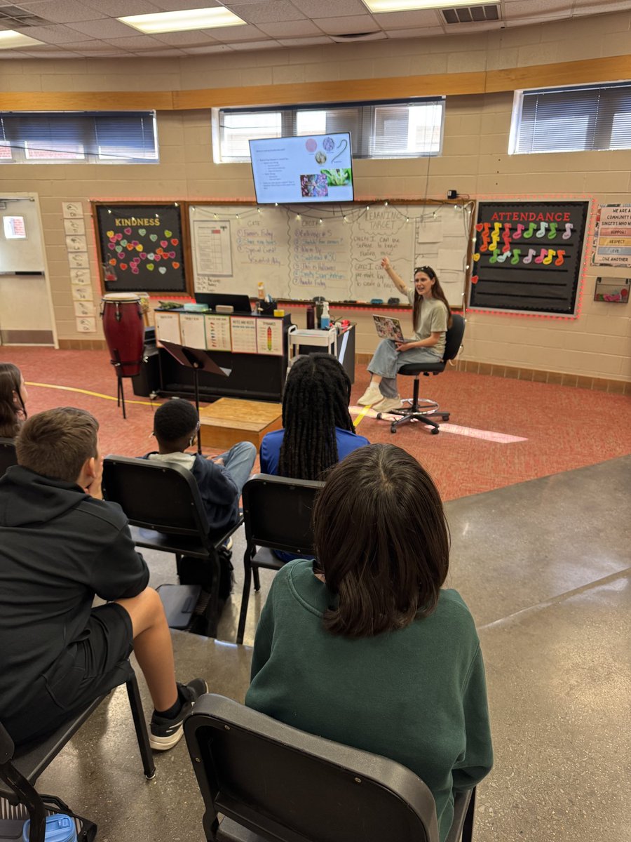 RootHausLab's tweet photo. Last week, PhD candidate Abby visited Collins-Riverside Intermediate School and talked to their GATE class about being a scientist. We are so grateful for the opportunity to educate young minds about the importance of plant science research! https://t.co/XGuo9wdVpq