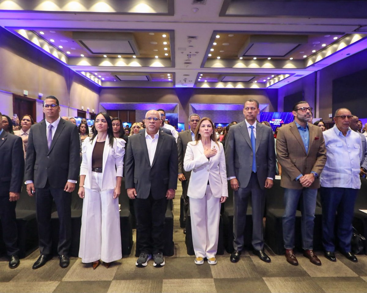 LuisOrlandoDia1's tweet photo. 🚀 EmprendeLab 2026 despega con fuerza: 25 proyectos finalistas y dos días de innovación sin pausa
@Fabriciogm13
Santo Domingo.— @Promipyme_RD abrió este martes la tercera edición de #EmprendeLab2026, un laboratorio donde la innovación deja de ser discurso y se convierte en proyectos reales.
Más de 1,500 estudiantes, dos jornadas de formación, mentoría, inversión y transformación digital, y 25 emprendimientos que ya están compitiendo por demostrar que el talento dominicano no pide permiso: crea, innova y avanza.
La apertura estuvo encabezada por la vicepresidenta @RaquelPenaVice, junto a líderes del ecosistema como Carolina Mejía, @Fabriciogm13 Gómez Mazara, @FarideRaful , @ggomezmazara , Jonathan Cabrera, Leonardo Perozo, Tamara Vásquez, entre otros.
💬 “Detrás de cada proyecto hay alguien que no durmió, que falló y volvió a intentar. Innovar es patriotismo con visión de futuro”, destacó Gómez Mazara, al recordar que 120 ideas fueron evaluadas y solo 25 lograron clasificar.
📌 Áreas clave: AgroTech, Comercio 4.0, Tecnoindustria, software, industrias creativas, ciberseguridad, inversión y transformación digital.
📌 Meta: convertir ideas en empresas sostenibles mediante financiamiento, mentoría, capacitación y acompañamiento estratégico.
La jornada reunió a estudiantes, emprendedores, inversionistas y expertos en innovación, con paneles sobre capital, mercado, tecnología, transformación empresarial y ciberseguridad.⭐
Mañana: jornada final encabezada por el presidente @luisabinader
Este miércoles 7 de octubre continúa la programación con la participación del presidente Luis Abinader, en una sesión que incluirá la fase final de la competencia, paneles de inversión privada en el Caribe, transformación digital y la premiación de los proyectos ganadores.
#EmprendeLabNacional2026 confirma que la innovación dominicana está creciendo, conectando talento, tecnología y oportunidades reales.🔥 #EmprendeLab2026 #Promipyme #InnovaciónRD #EmprendimientoDominicano #TransformaciónDigital #MipymesRD #TalentoDominicano #AgroTech #Ciberseguridad #IndustriasCreativas #Comercio40 #RDAvanza #EcosistemaEmprendedor #JuventudInnovadora
Promipyme inaugura EmprendeLab 2026 con 25 proyectos innovadores; Presidente Abinader cerrará el evento https://t.co/dCXPHApCqX a través de @Guecin