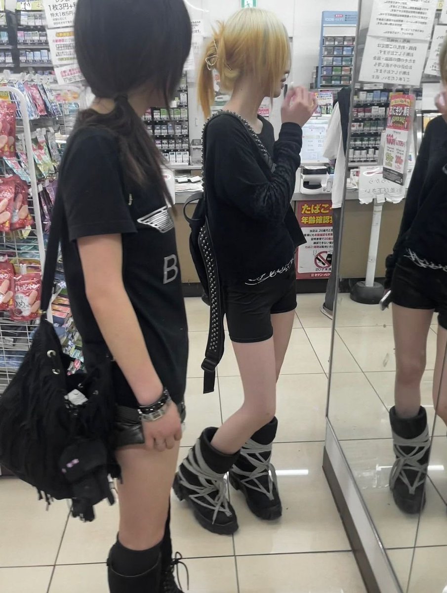 budoukon's tweet photo. Thin legs always make the outfit like omg https://t.co/kRpJbQjzy6