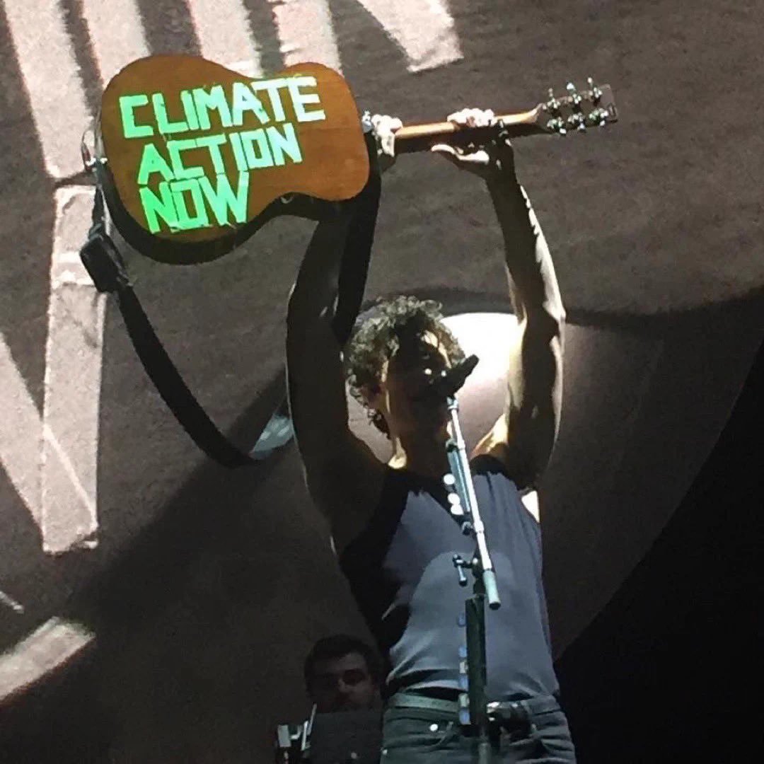 shawnpbrasil's tweet photo. Admirar um artista é muito mais do que gostar das músicas que ele apresenta. É reconhecer a posição que ele assume ao lutar e apoiar minorias, respeitando seus valores e usando sua voz para fazer a diferença. ❤️ https://t.co/UK36QfcNfs