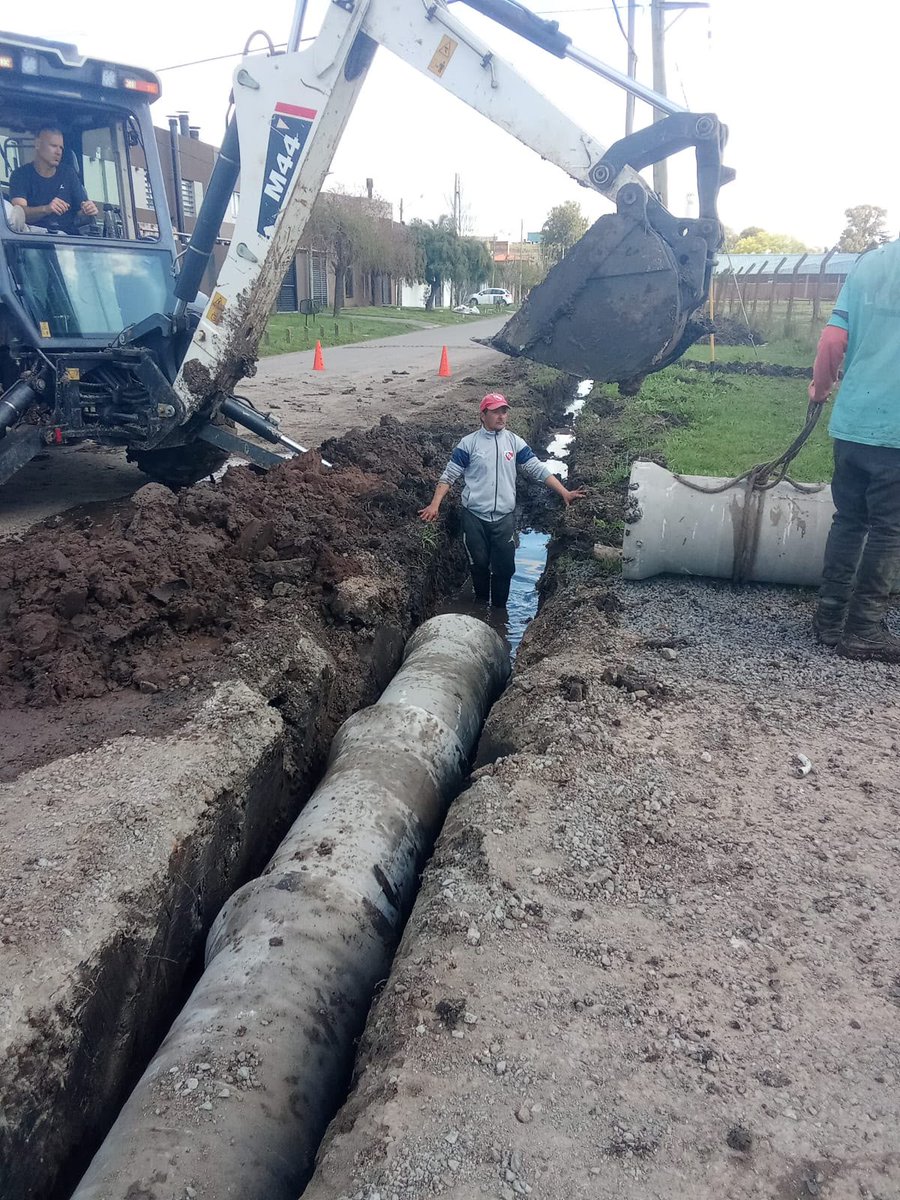 LaPlataMLP's tweet photo. Limpieza de sumideros, zanjas y bocas de tormenta ante el alerta de tormentas ⚠️🌧️

Estuvimos trabajando en distintos puntos de #LaPlata para facilitar el drenaje del agua y evitar anegamientos.

📍 Los operativos se reforzaron en barrios del norte, sur, oeste y el casco urbano. https://t.co/iTaVHJ9WSM