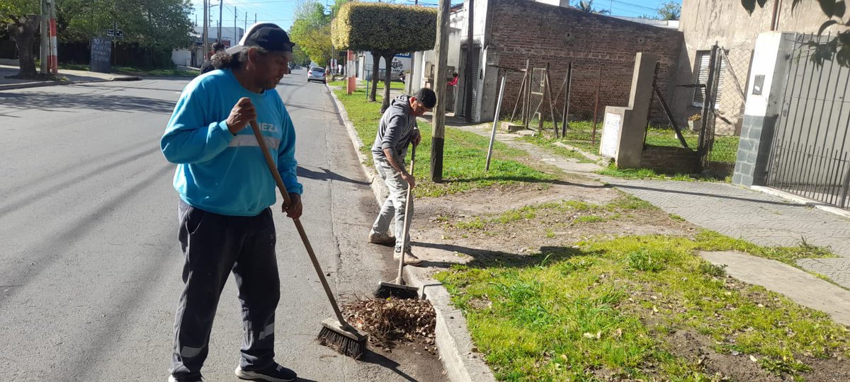 LaPlataMLP's tweet photo. Limpieza de sumideros, zanjas y bocas de tormenta ante el alerta de tormentas ⚠️🌧️

Estuvimos trabajando en distintos puntos de #LaPlata para facilitar el drenaje del agua y evitar anegamientos.

📍 Los operativos se reforzaron en barrios del norte, sur, oeste y el casco urbano. https://t.co/iTaVHJ9WSM