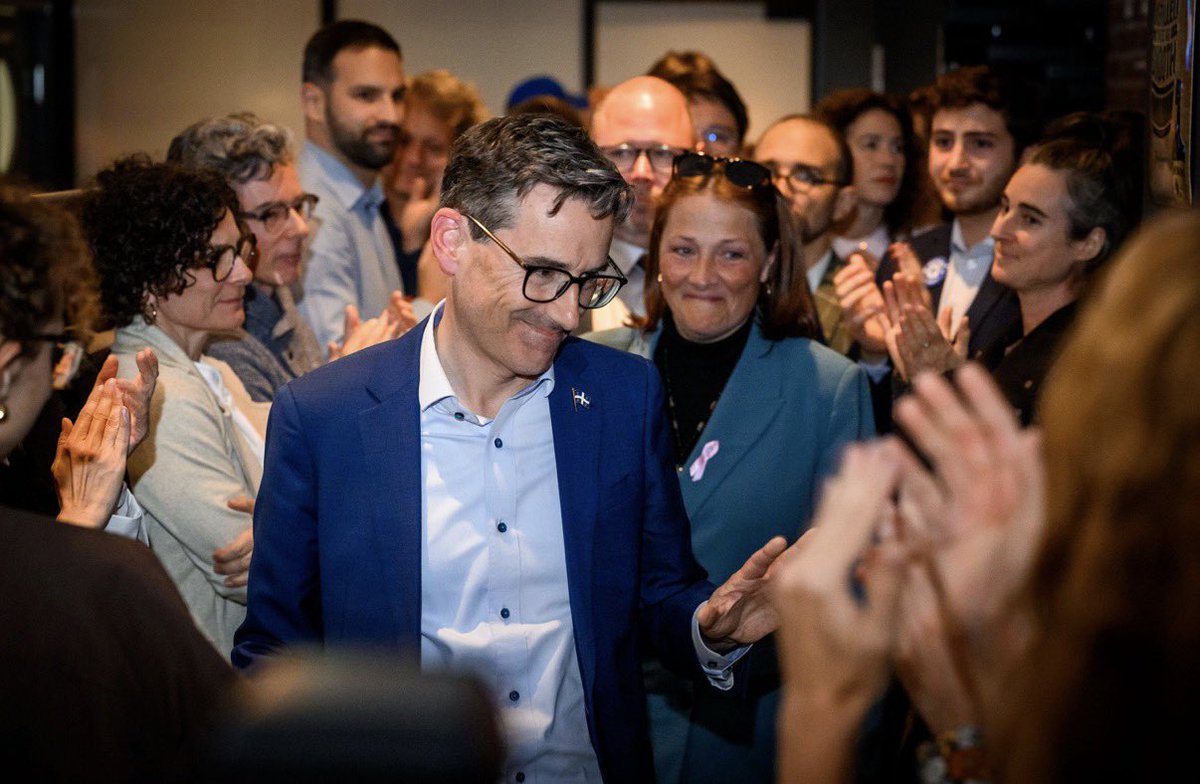 pascalpparadis's tweet photo. MERCI!

La démocratie a parlé.

Je voudrais d'abord dire aux gens, organismes et entreprises de Sainte-Foy-Sillery que ce fut un privilège et un plaisir de les servir comme député de Jean-Talon au cours des trois dernières années. 

J'aimerais ensuite remercier du fond du cœur le comité électoral (Colombe, Alice, Jonathan, Hélène, Odette, Justin, Olivier, Laurent, Victor, Jasmin, Jean-François et Isabelle) et les 165 bénévoles qui ont participé à une campagne mémorable. Le résultat n'est pas celui espéré, mais il y a une grande beauté dans le dévouement des militantes et militants du Parti québécois, dont ceux du Parti québécois de Jean-Talon. C'est un privilège d'avoir travaillé aux côtés de personnes aussi engagées que vous.

Je félicite madame Julie White et je lui souhaite un très bon mandat comme députée de Jean-Talon. Je m'assurerai d'une transition ordonnée dans le meilleur intérêt de la circonscription. Je félicite également Jesse Robitaille, Sonia Tchuembou, William Denis, Mehdi Lahlou, Anne Rufiange, Robert Dubé et Claudiu Bell pour leur participation à cet exercice démocratique. 

Le Parti québécois, qui ne comptait que trois députés aux termes de la dernière élection générale, en compte maintenant 59 et forme le gouvernement. Bravo à notre chef @PaulPlamondon et à toutes les personnes qui feront bientôt leur entrée à l'Assemblée nationale comme députées et députés du Parti québécois! Ce sera un gouvernement au service du Québec.