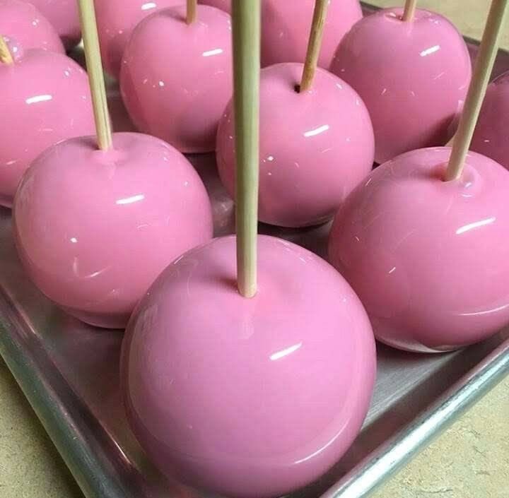 strawbunnybisou's tweet photo. fall is the perfect time for pink candy apples omg https://t.co/5H7ORn0SwQ
