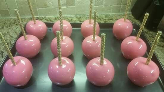 strawbunnybisou's tweet photo. fall is the perfect time for pink candy apples omg https://t.co/5H7ORn0SwQ