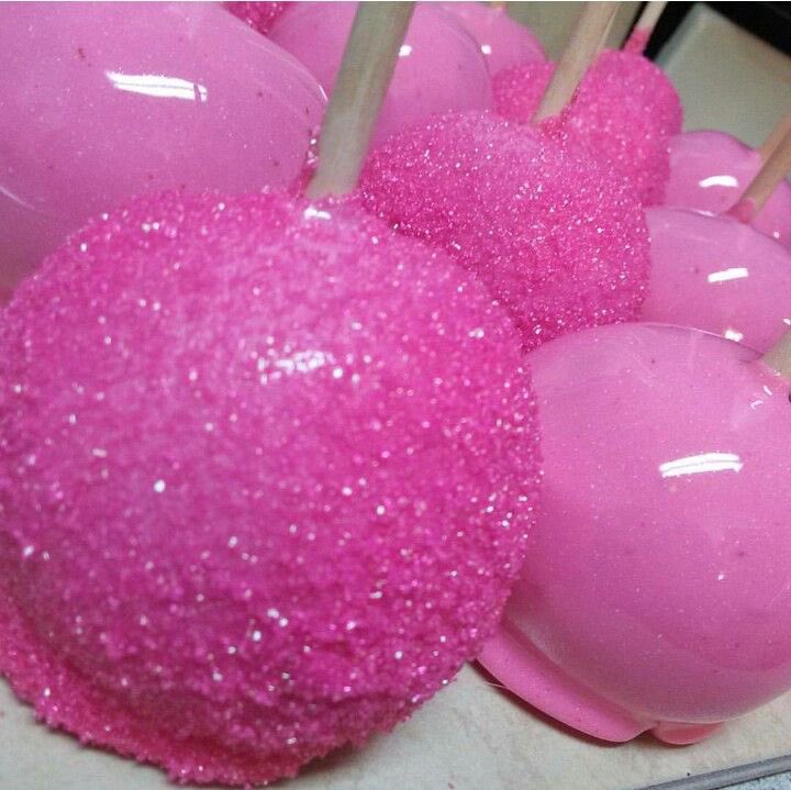 strawbunnybisou's tweet photo. fall is the perfect time for pink candy apples omg https://t.co/5H7ORn0SwQ