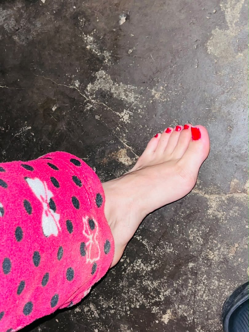 daniiisvp's tweet photo. Mi cara | Mis pies❤️ https://t.co/m19p7KEocg