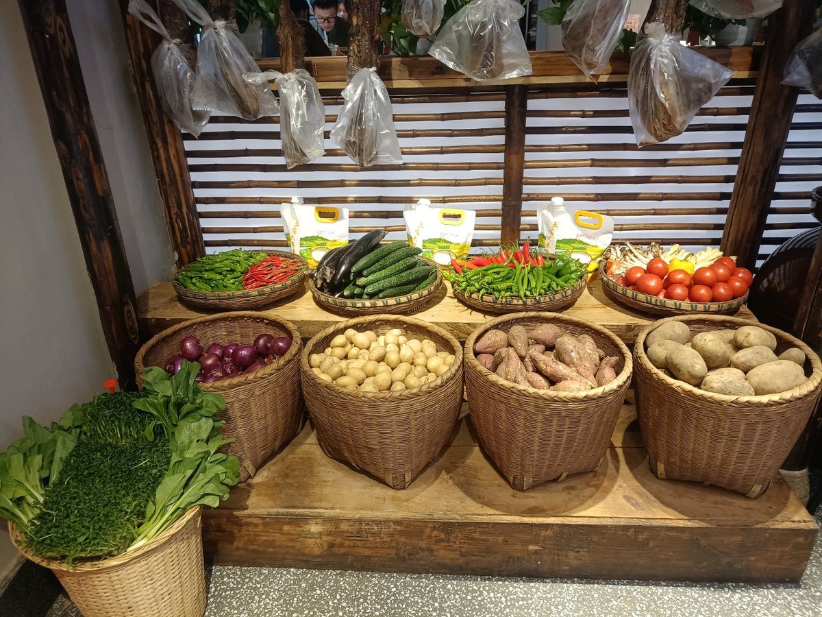 JacquettaLls7's tweet photo. Stocking up for the week! Fresh local veggies, farm eggs, and whole-grain oats – all ready for cozy home cooking. https://t.co/kqKCYsdw7p
