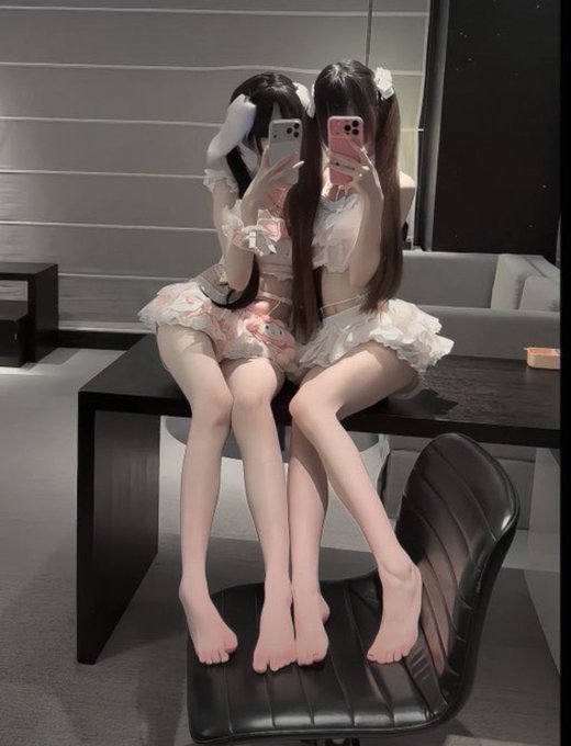 donna97tb8's tweet photo. 某音发两次都违规   
只能来X了... 开脱！  
谁要锐评一下我跟闺蜜福嘛   
粉粉嫩嫩哒！  
流言111直接給 https://t.co/bn10EHJc77