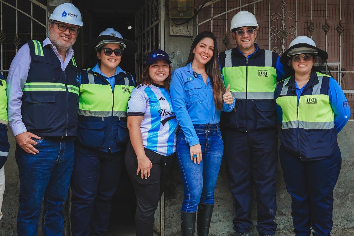 taticoronelf's tweet photo. Hace unos meses estuvimos aquí, en Sergio Toral, supervisando los trabajos que se estaban realizando dentro de las viviendas. Hoy regresamos para verificar cómo avanza otro frente de esta misma obra: la instalación de las redes de alcantarillado sanitario en la vía pública.

Regresamos porque las obras no solamente se anuncian. Se supervisan, se les hace seguimiento y se exige que avancen para que lleguen a la gente.
