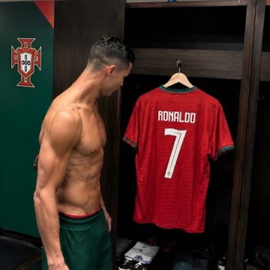 Zone_pitch's tweet photo. 🚨 𝗕𝗥𝗘𝗔𝗞𝗜𝗡𝗚: Cristiano Ronaldo has announced that he is not retiring from international football. https://t.co/BbmDGsRuMz