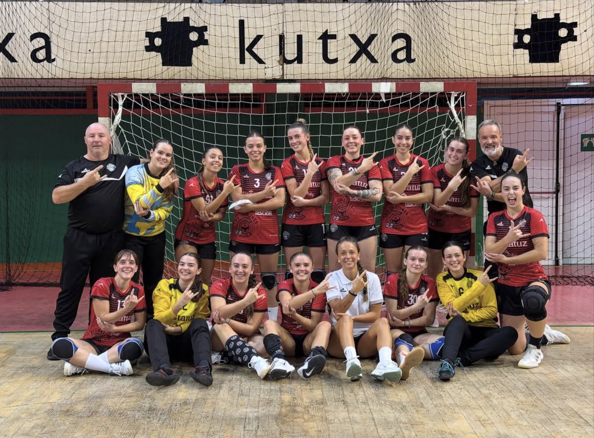 fcantabrabm's tweet photo. 🔥 El pasado fin de semana, @BChelines y @hbcamargo74 dieron el pistoletazo de salida a la #DHPlataFem.

👉🏼 La competición oficial arrancó con triunfo para las castreñas, pero sin suerte para las camarguesas.

💪🏼 ¡Mucha suerte a los dos equipos!

🇵🇱 #TerritorioBalonmano https://t.co/X041QaTcnr