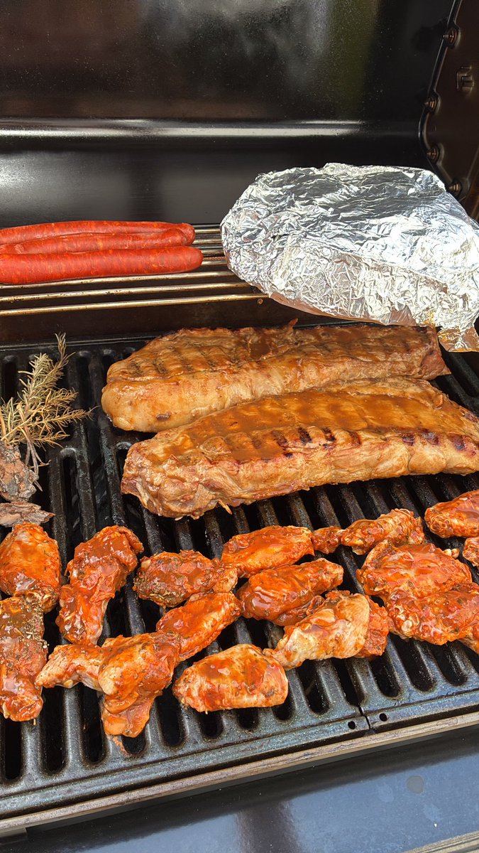 alexmb17's tweet photo. Contra sol, lluvia o arena que caiga en #valdebebas  yo siempre monto mi barbacoa https://t.co/fIA6wZrpfv